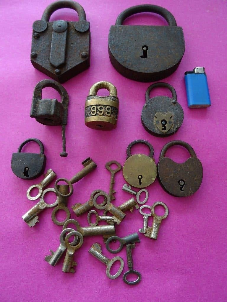 8 ANTIEKE HANGSLOTEN EN 18 SLEUTELS SLOT SLOTEN HANGSLOT, Antiek en Kunst, Curiosa en Brocante, Ophalen of Verzenden