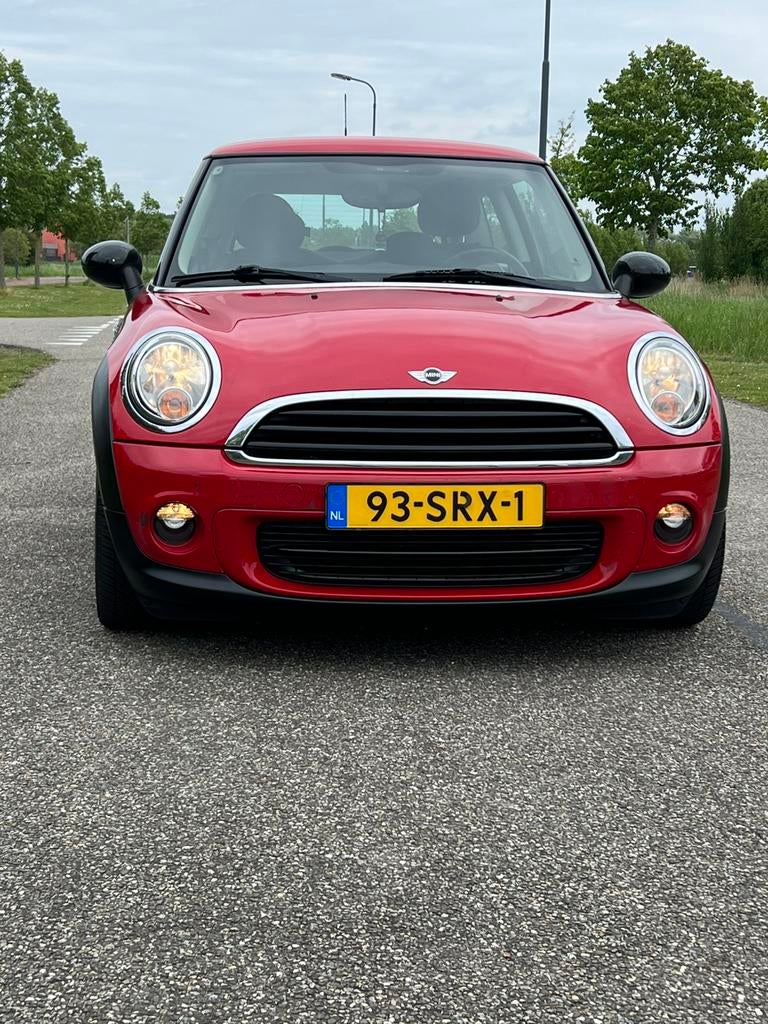 Mini (r56) 1.6 75pk 2011 Rood, Voorwielaandrijving, 4 stoelen, Origineel Nederlands, Handgeschakeld