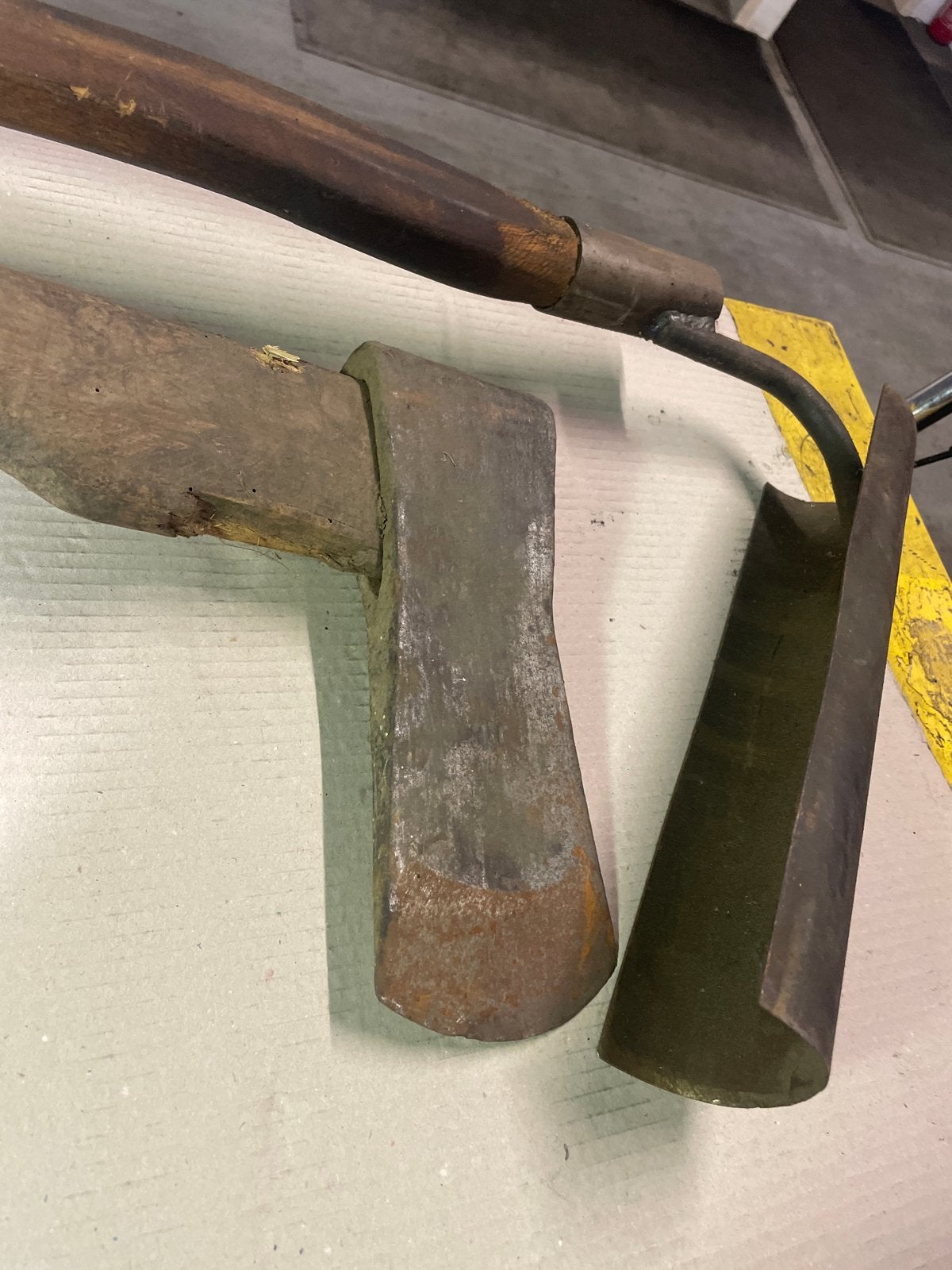 Oude bijl en antieke gleuf graver met houten steel, Ophalen, Gebruikt, Overige typen, Overige merken