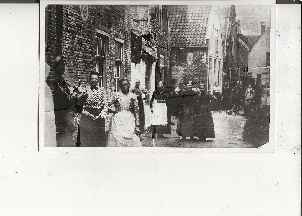 de Lier Straatbeeld met vrouwen Fotokaart, Ophalen of Verzenden, 1920 tot 1940, Ongelopen, Zuid-Holland