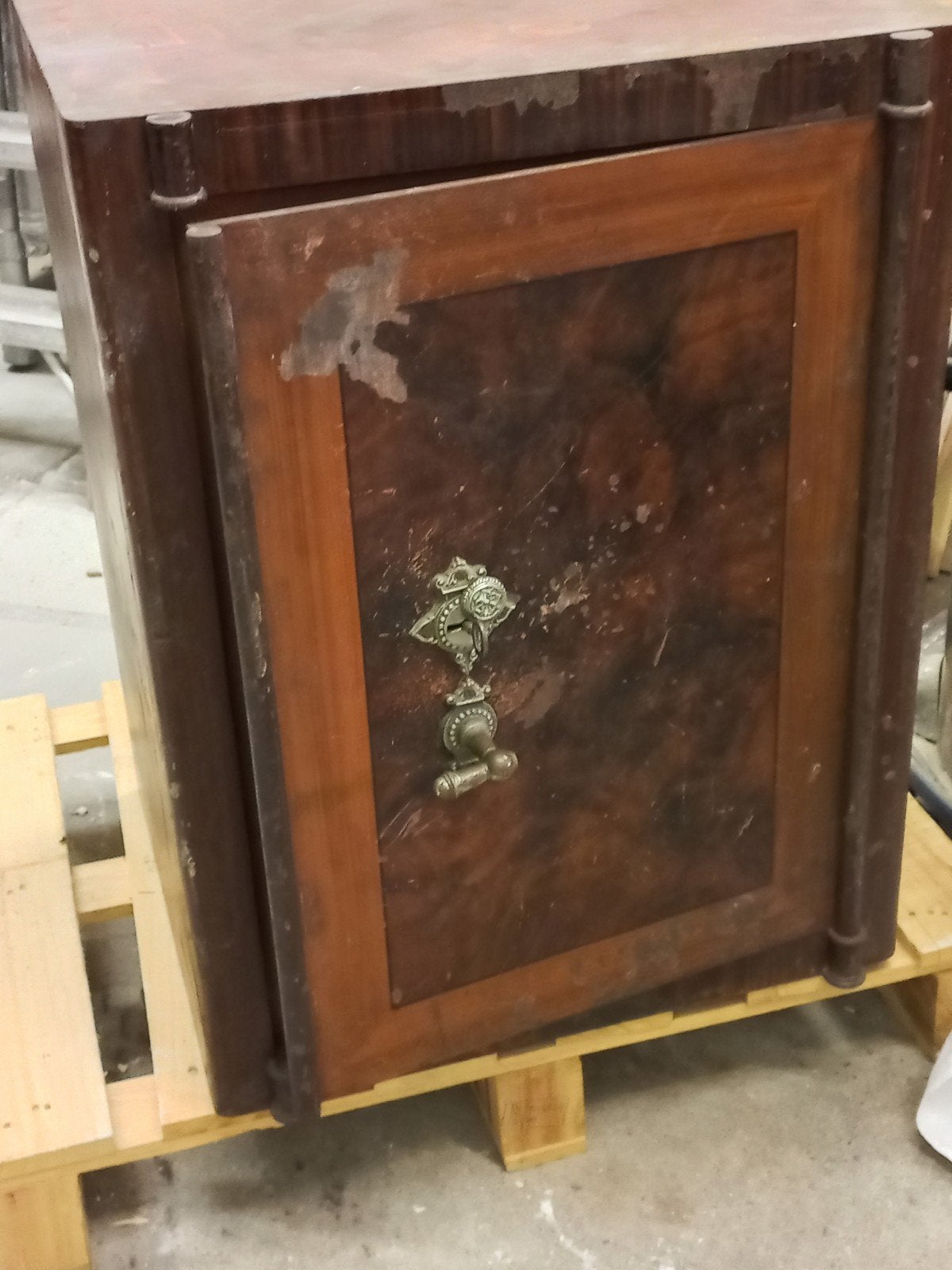 Antieke metalen kluis met sleutel, Ophalen