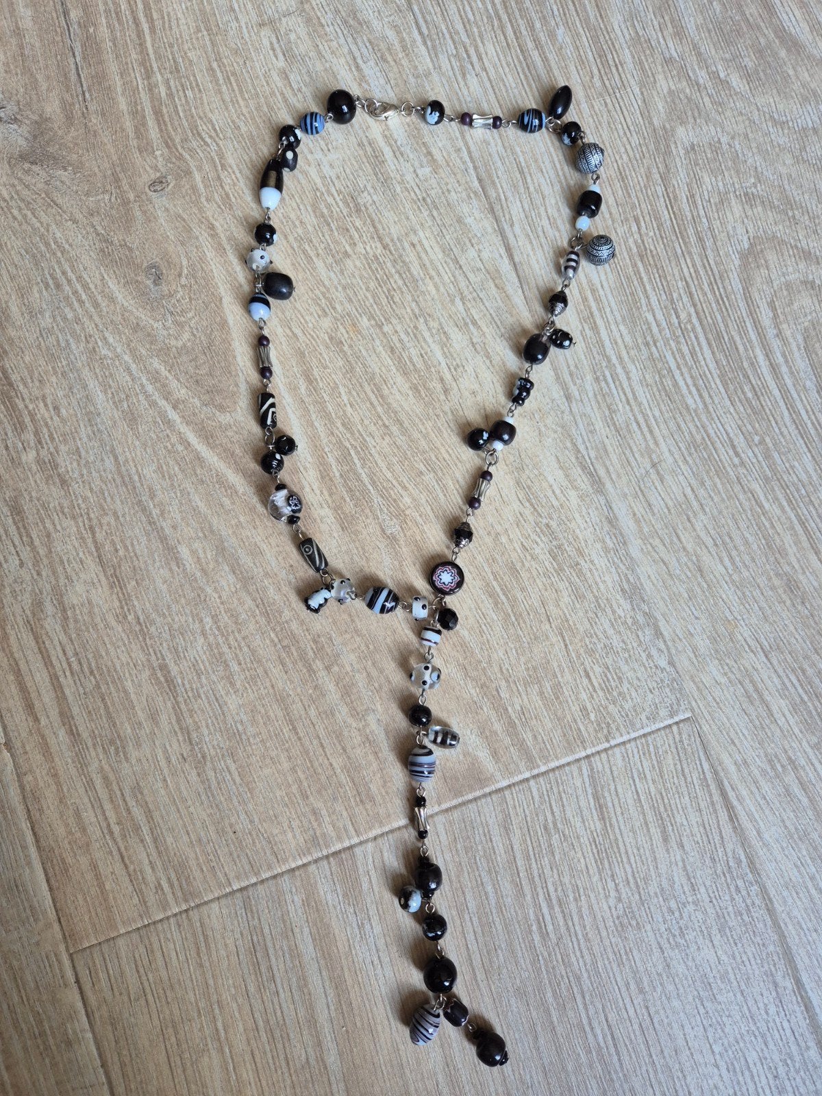 Lange ketting met zwarte en witte kralen, Ophalen of Verzenden, Zo goed als nieuw, Zwart, Overige materialen