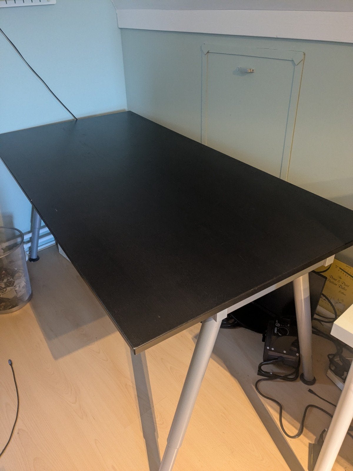 Donkerbruin IKEA Galant bureau met grijze poten - 160x80cm, Huis en Inrichting, Bureaus, Ophalen, 160 cm, Gebruikt, IKEA