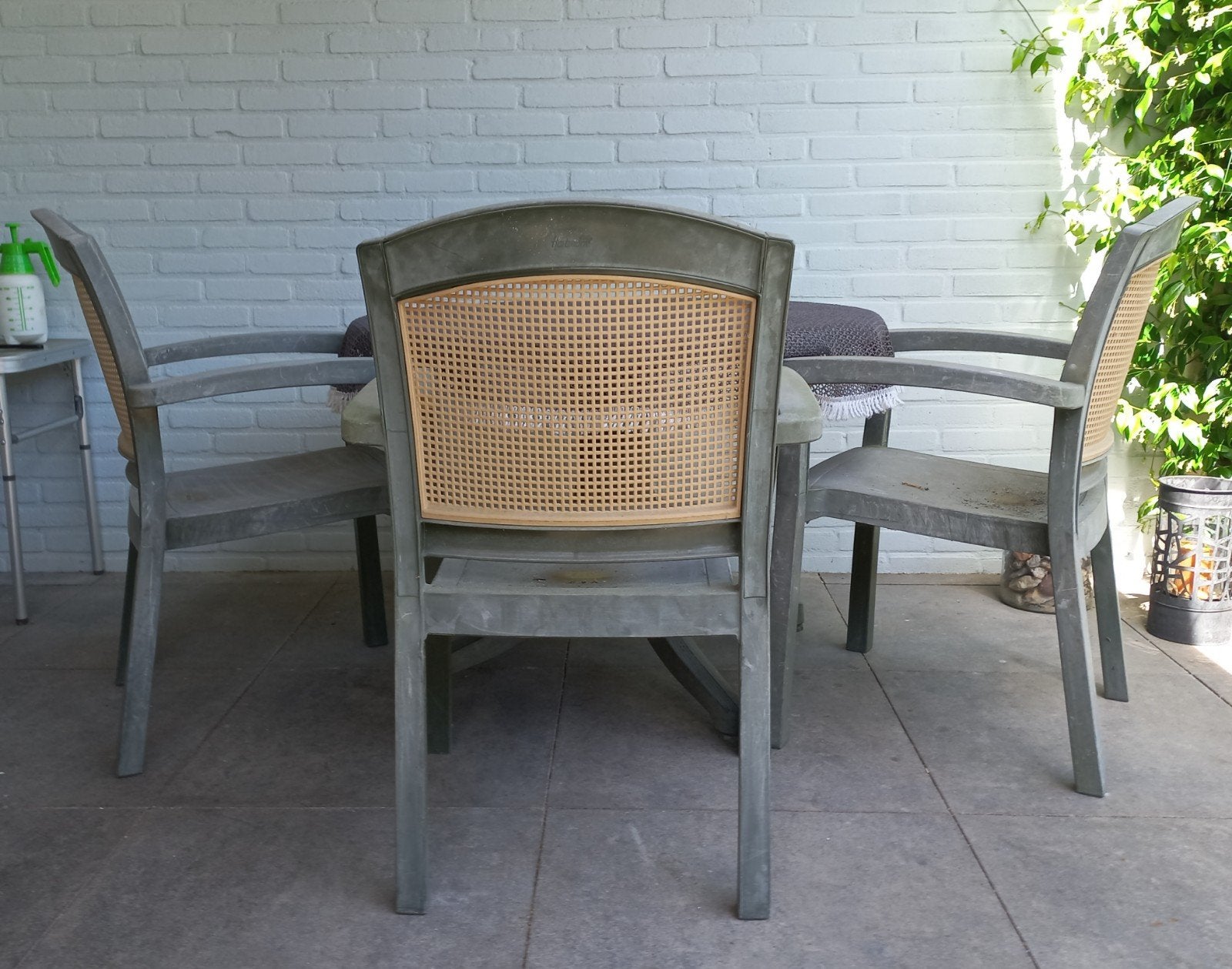 Gratis gebruikte tuinstoelen met rotan rugleuning., Huis en Inrichting, Stoelen, Ophalen, Kunststof, Gebruikt, Overige kleuren
