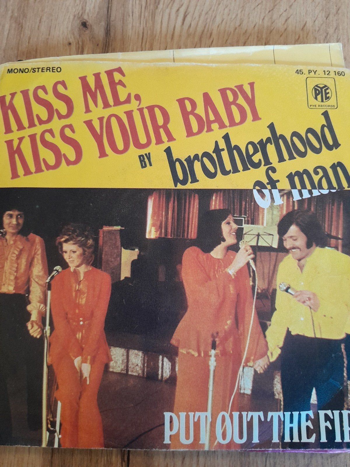 Brotherhood of man 7inch kiss me kiss your baby, Ophalen of Verzenden, Zo goed als nieuw, Pop