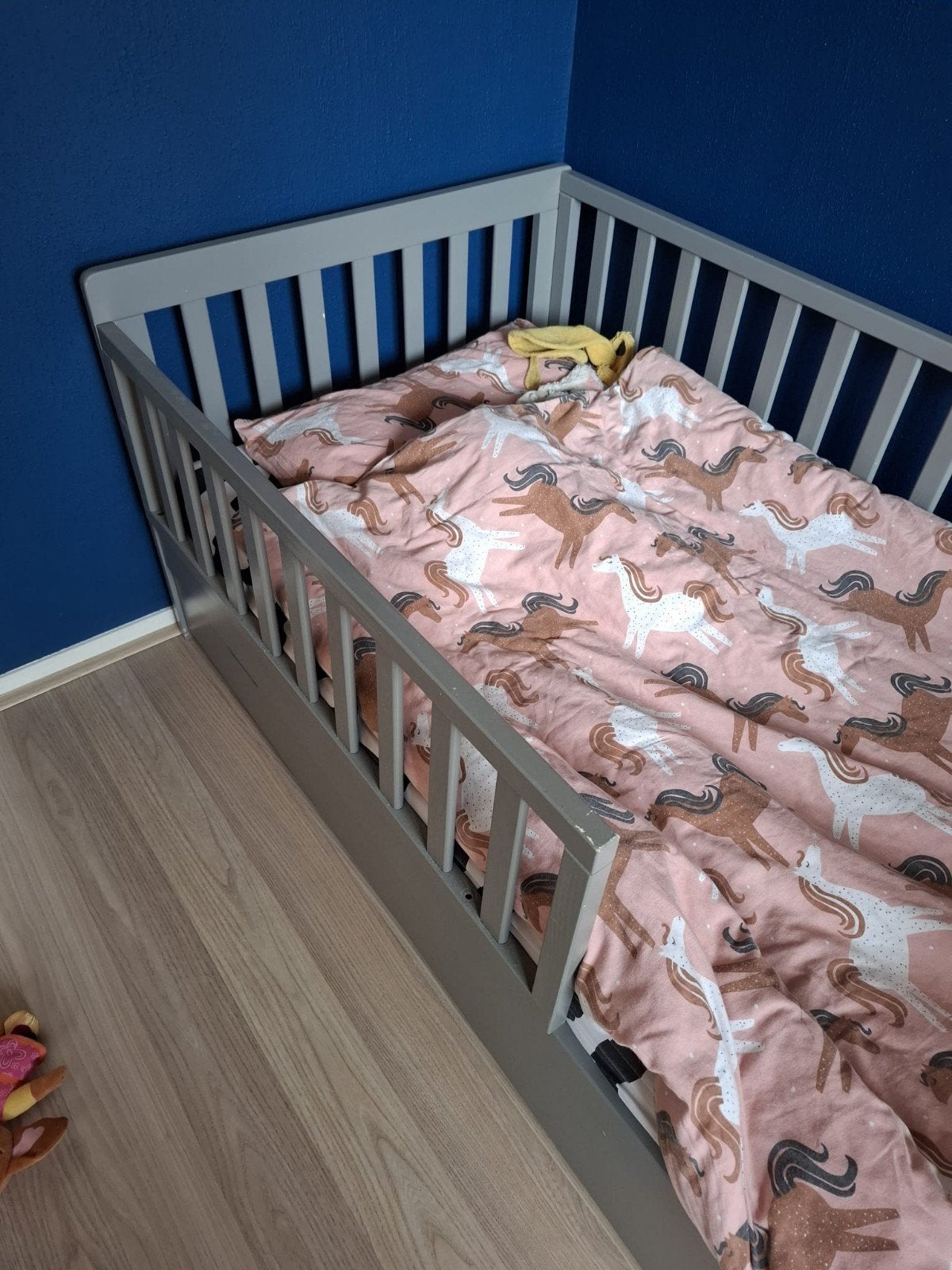Petit Amelie Grijs peuterbed met spijlen, Kinderen en Baby's, Kinderkamer | Bedden, Gebruikt, 70 tot 85 cm, 140 tot 160 cm, Ophalen
