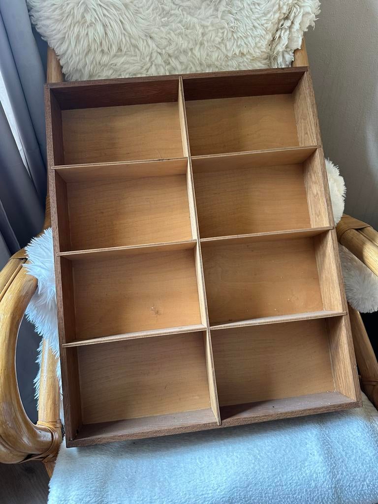 Vintage houten display plank / shadow box – 8 vakken, Huis en Inrichting, Kasten | Wandmeubels, Ophalen of Verzenden, Zo goed als nieuw