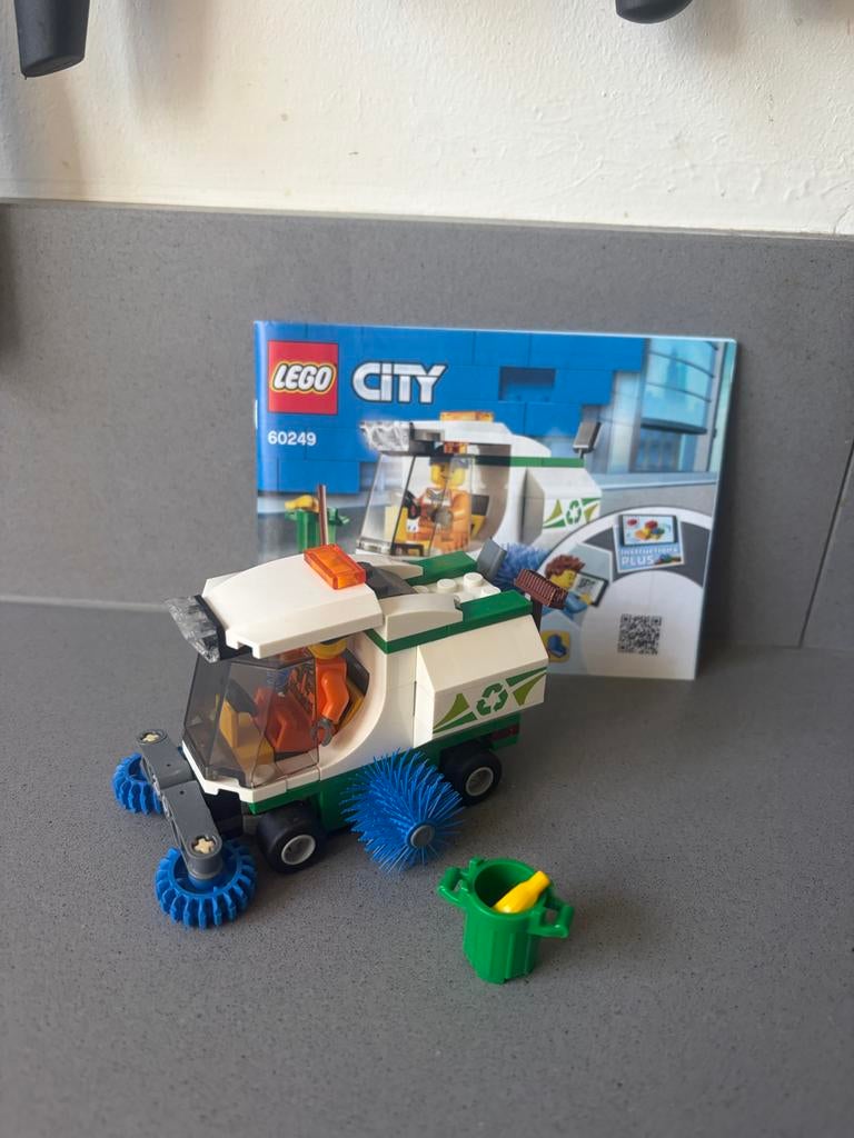 Lego City 60249 Veegwagen met minifiguur en instructies, Ophalen of Verzenden, Zo goed als nieuw, Complete set, Lego