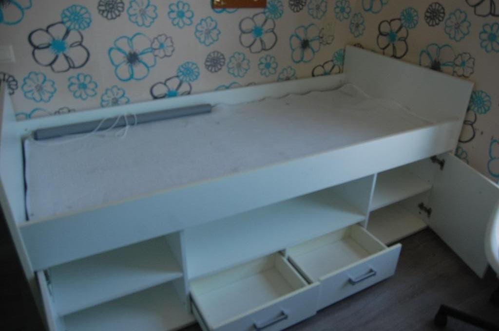 Een KAJUITBED  wit  met BUREAU,STOEL, Kinderen en Baby's, Kinderkamer | Bedden, Ophalen, 85 tot 100 cm, Gebruikt, Matras