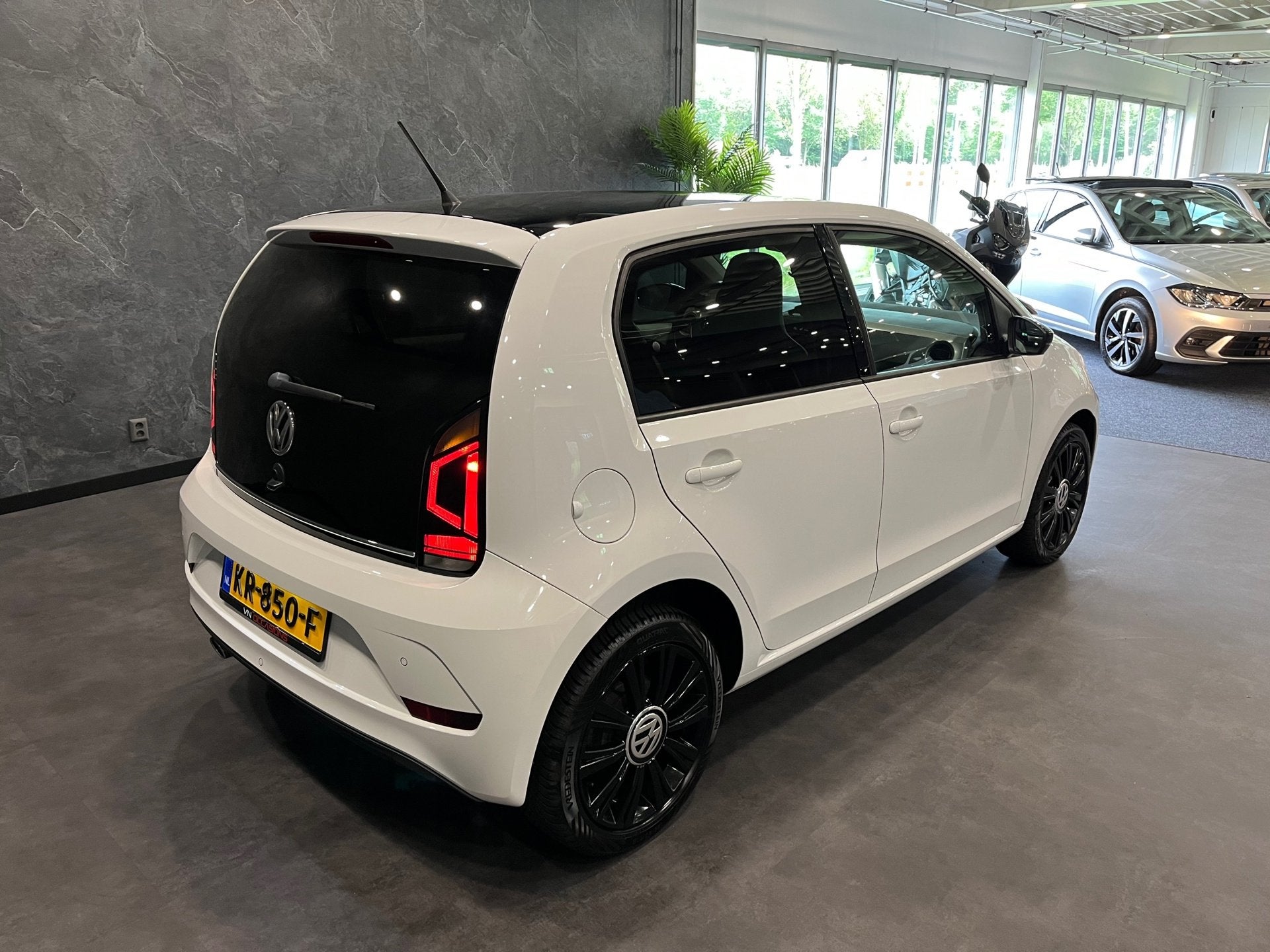 Volkswagen Up! 1.0 TSI 90PK BMT high up! FACELIFT CAMERA NAP, Auto's, Voorwielaandrijving, Dealer onderhouden, Gebruikt, 4 stoelen
