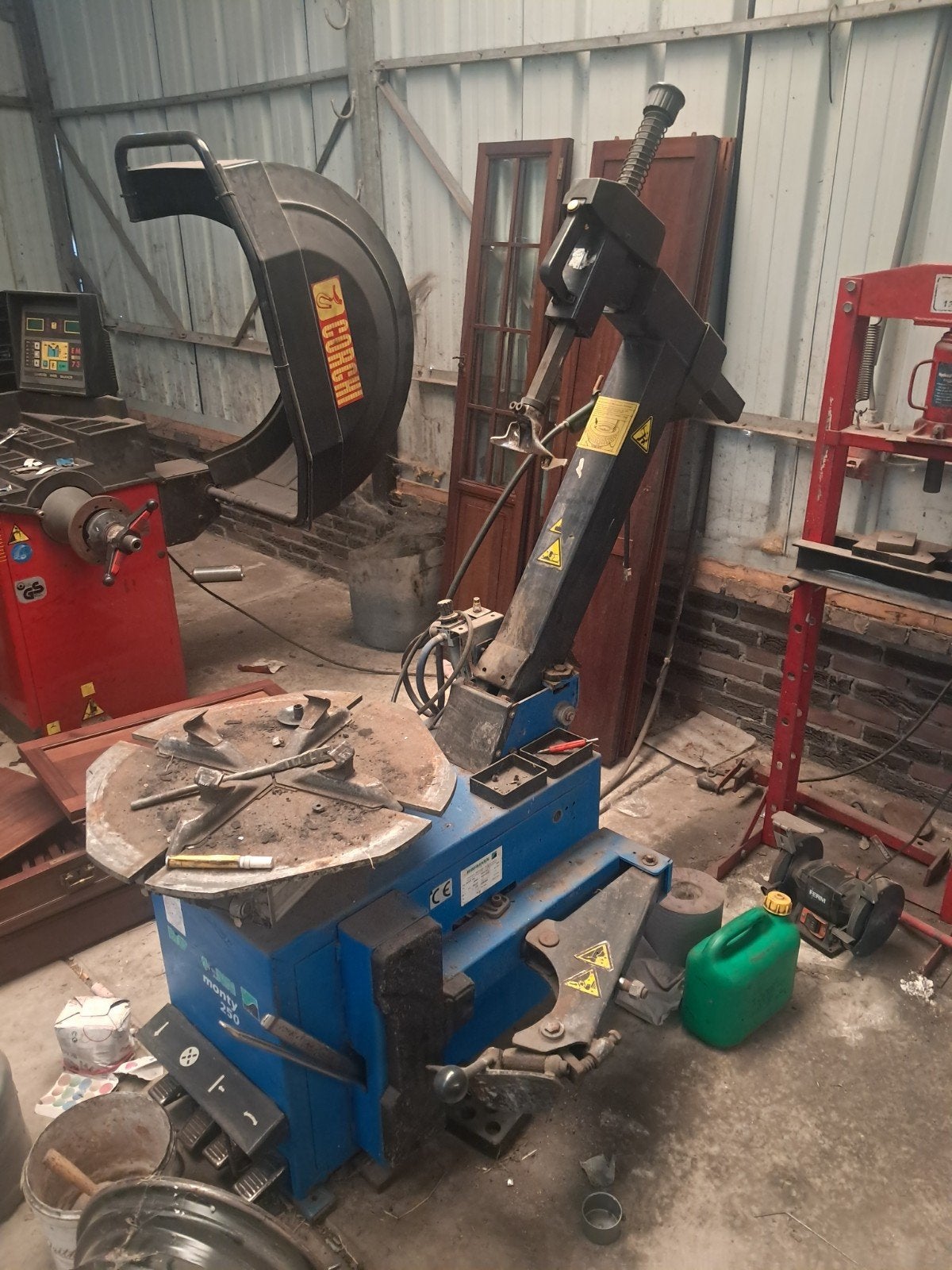Hofmann Monty 250 bandenapparaat 380V - Lekkage, Ophalen
