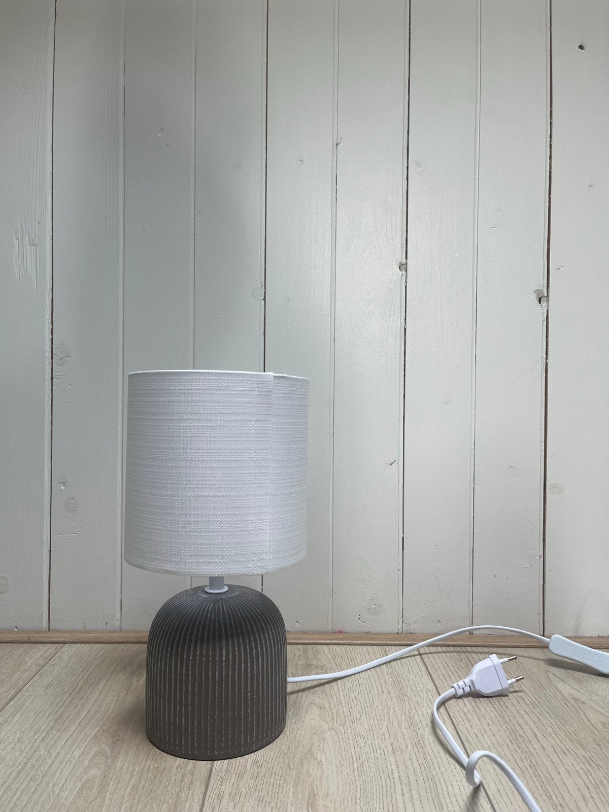 Moderne tafellamp met geribbelde voet en witte kap, Ophalen, Met schakelaar, Textiel, Grijs