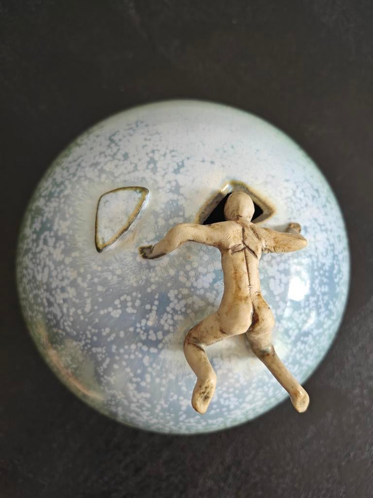 Unieke Keramische Vaas met Klimmende Figuur, Ophalen of Verzenden