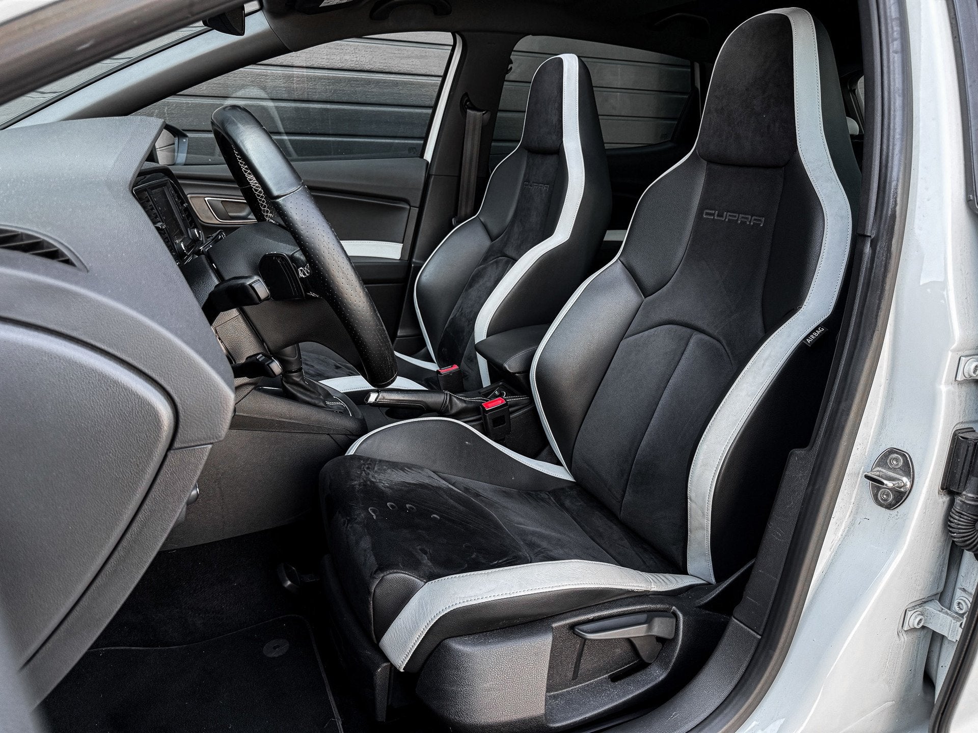 Seat Leon Cupra 290 2.0 TSI DSG PANO/DCC/CAMERA/CARPLAY/19'', 4 cilinders, 1984 cc, Leon, Wit
