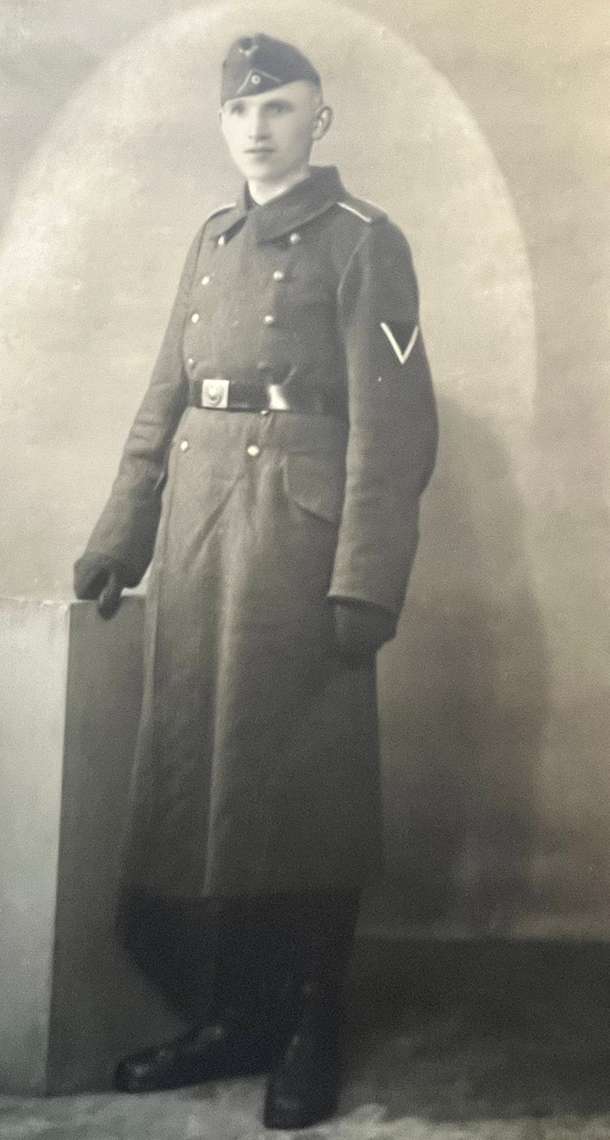 WO2 DUITS Portretfoto soldaat in lange jas Antwerpen, Verzenden, Landmacht, Duitsland, Foto of Poster