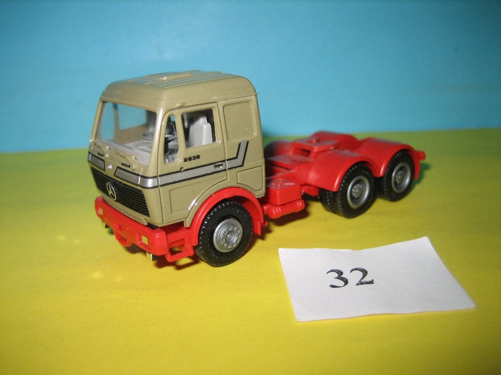 Tr-32  losse MERCEDES truck  3-asser  in grn/rood  Herpa, Ophalen of Verzenden, Zo goed als nieuw, Bus of Vrachtwagen, Herpa