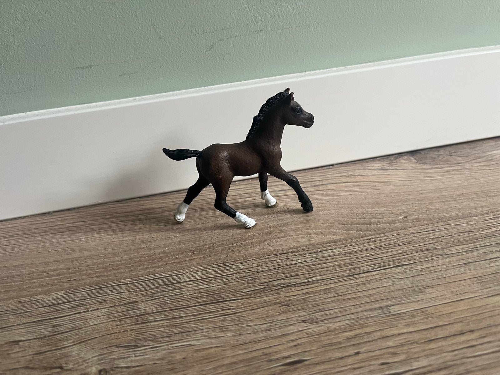 Schleich paardje veulen bruin met witte sokjes, Ophalen of Verzenden, Zo goed als nieuw