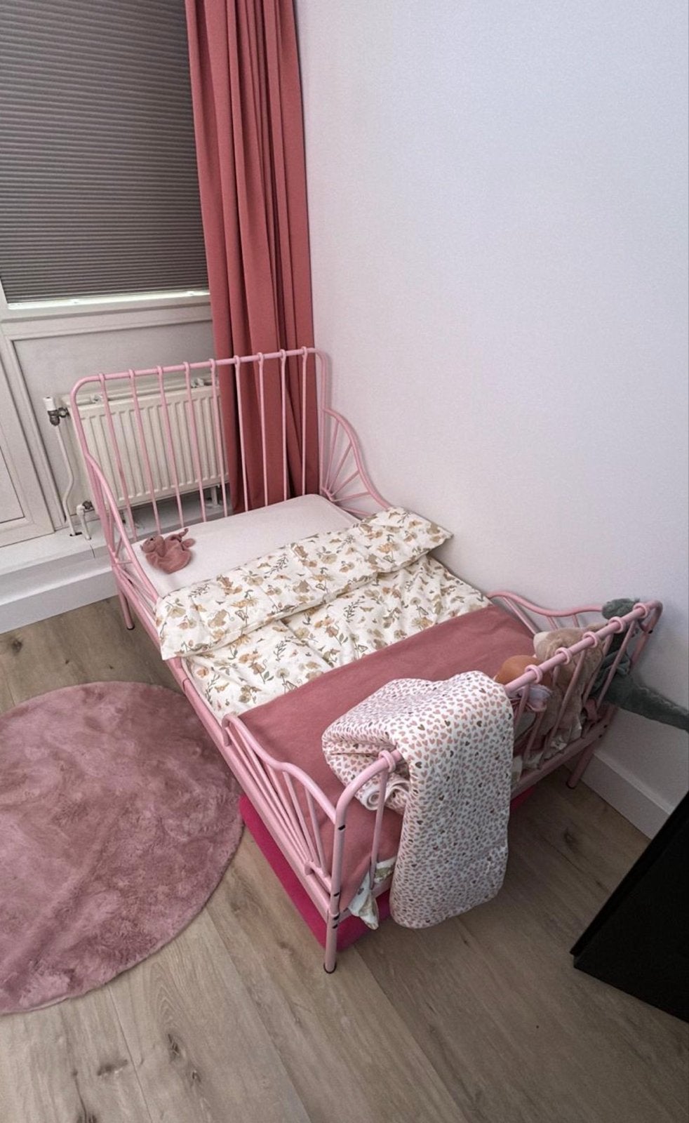 Roze metalen kinderbed met lattenbodem, Ophalen, 70 tot 85 cm, Zo goed als nieuw, Lattenbodem
