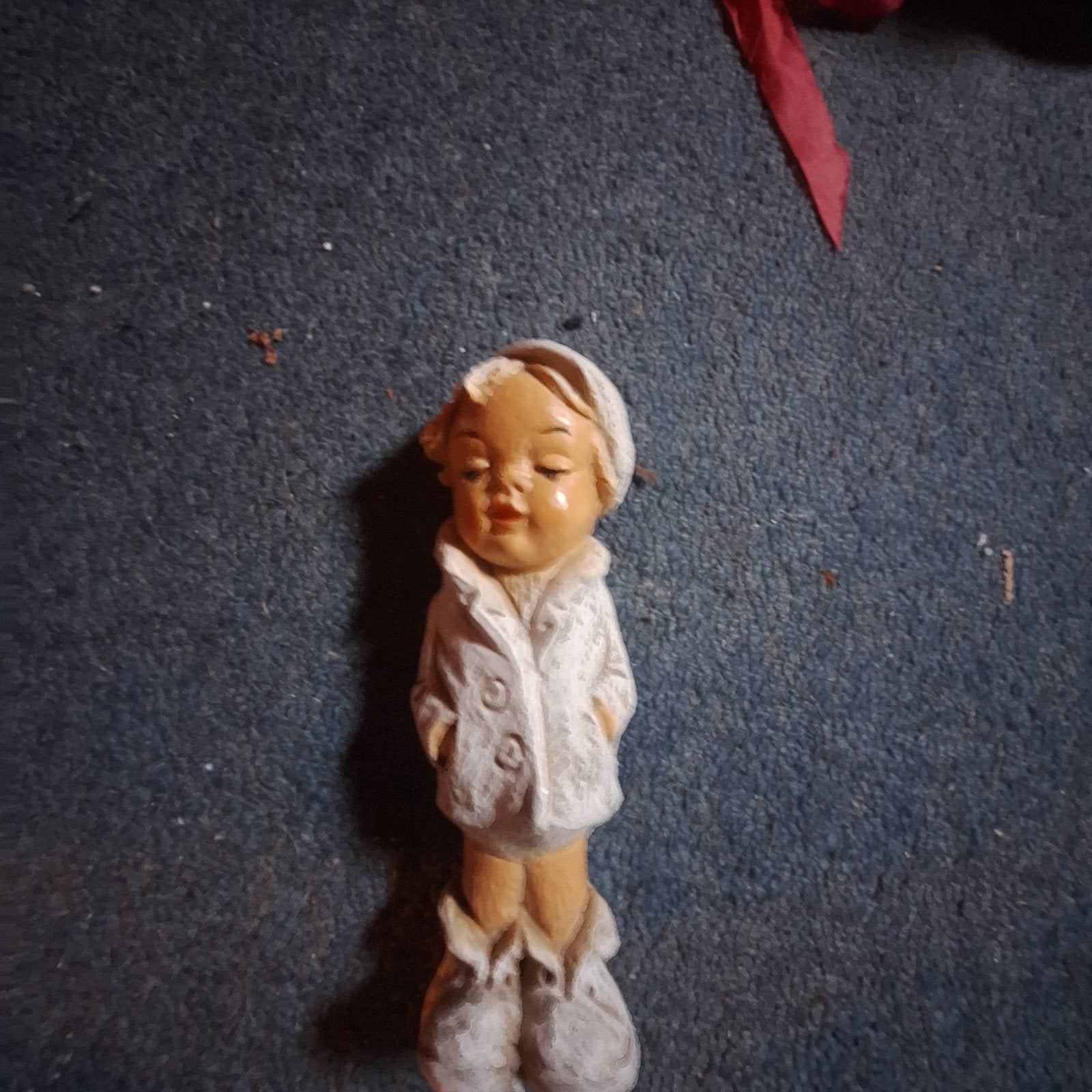 Vintage beeldje jongen in winterjas, Ophalen of Verzenden