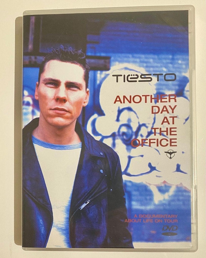 Tiësto – Another Day At The Office (2003 NL DVD) NM/NM, Alle leeftijden, Ophalen of Verzenden, Zo goed als nieuw