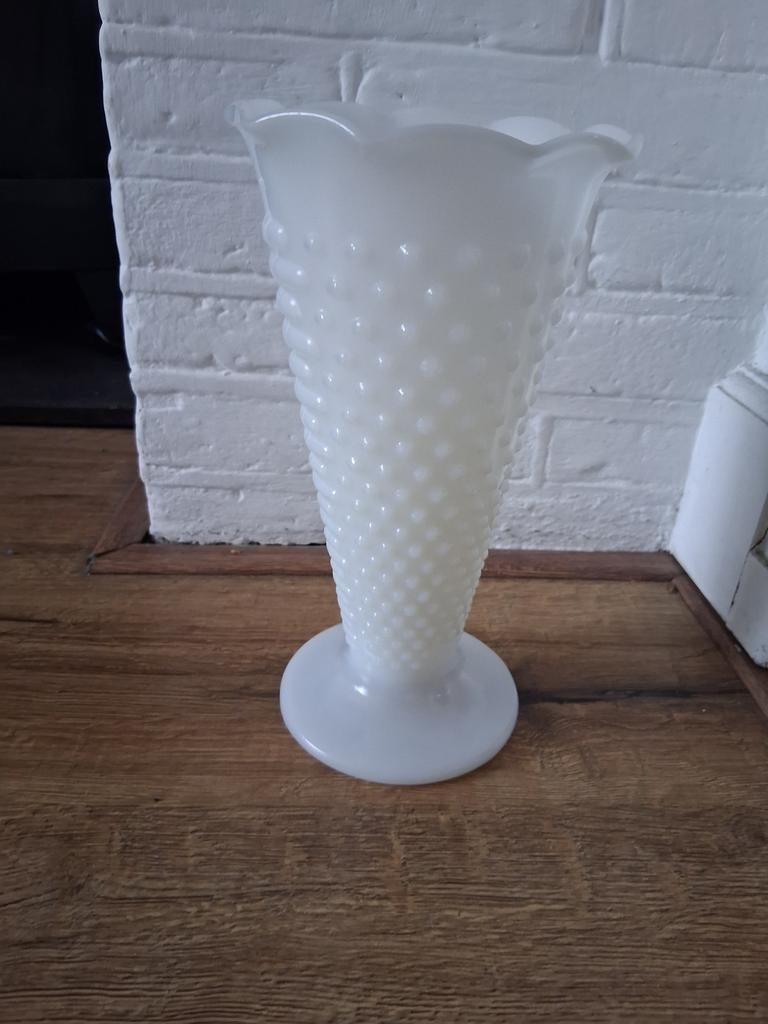 Witte glazen vaas met noppen en golvende rand, Ophalen of Verzenden