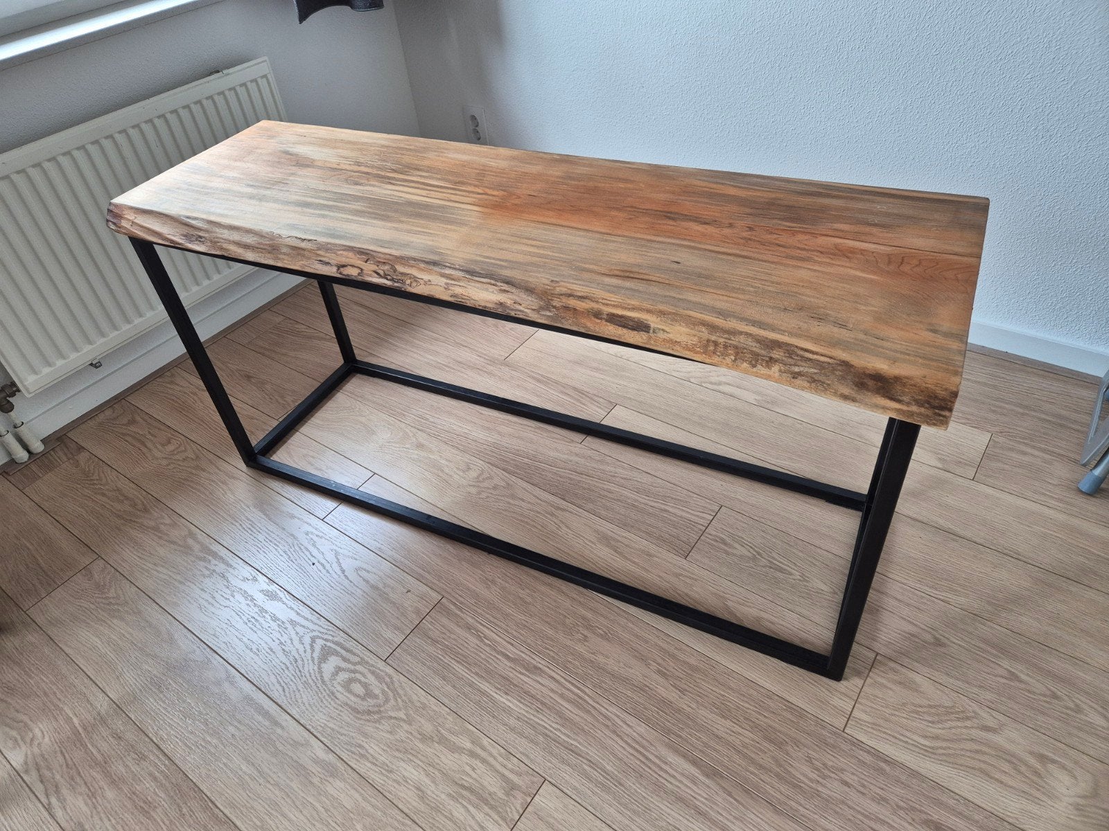 Robuuste houten sidetable met metalen onderstel, Huis en Inrichting, Tafels | Sidetables, Overige houtsoorten, 100 tot 150 cm