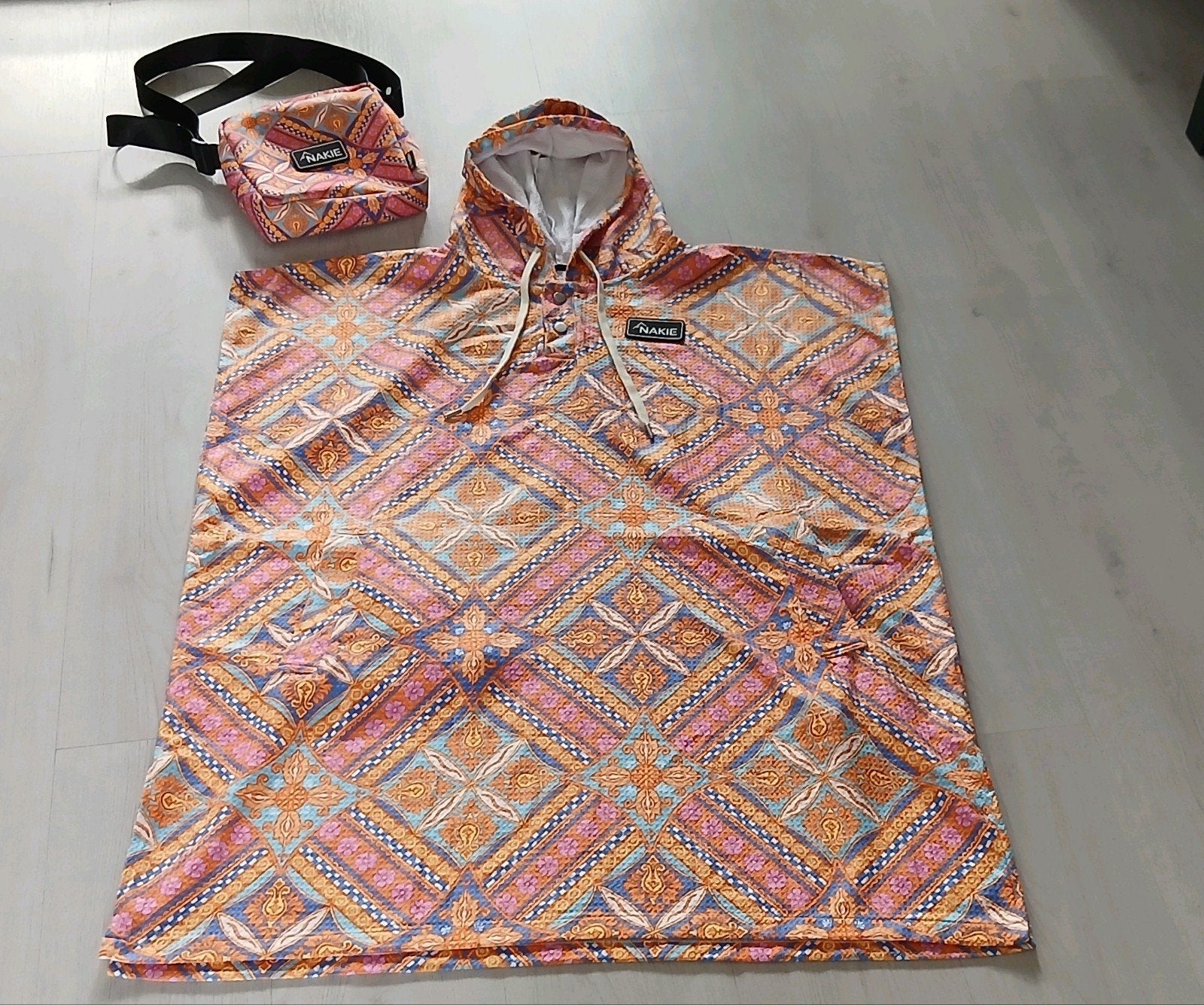 Poncho Nakie hooded towel Recycled sand free
handdoek hoodie, Nakie, Ophalen of Verzenden, Zo goed als nieuw