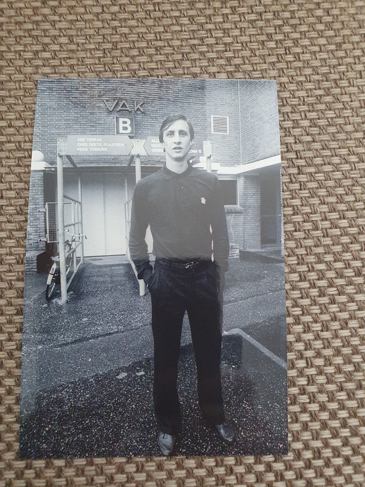 Johan Cruijff Ajax voor het stadion de Meer, Ophalen of Verzenden, Zo goed als nieuw, Ajax