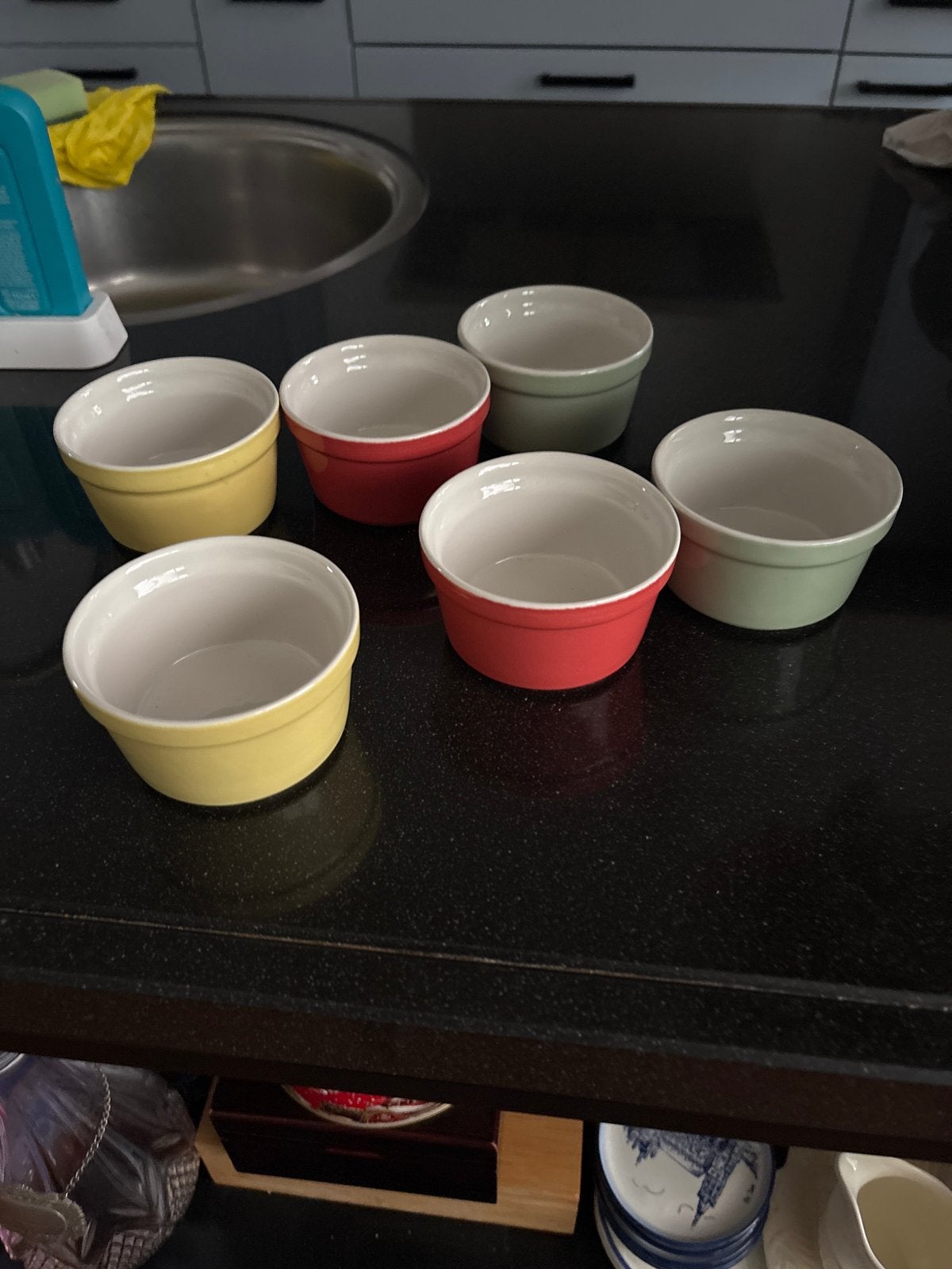 6 schaaltjes Mama Cucina, rood, geel, lichtgroen, 9 cm, Ophalen of Verzenden, Zo goed als nieuw, Steen/keramiek, Rood