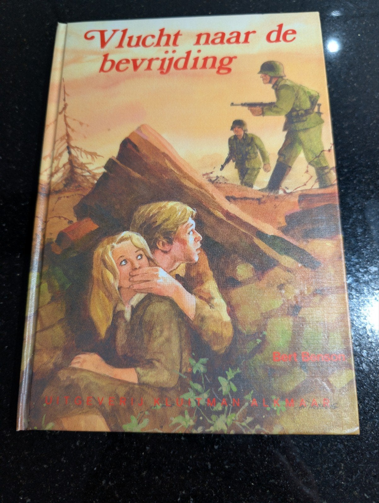 Vlucht naar de Bevrijding - Zo goed als nieuw, Ophalen of Verzenden, Zo goed als nieuw, Bert Benson, Fictie