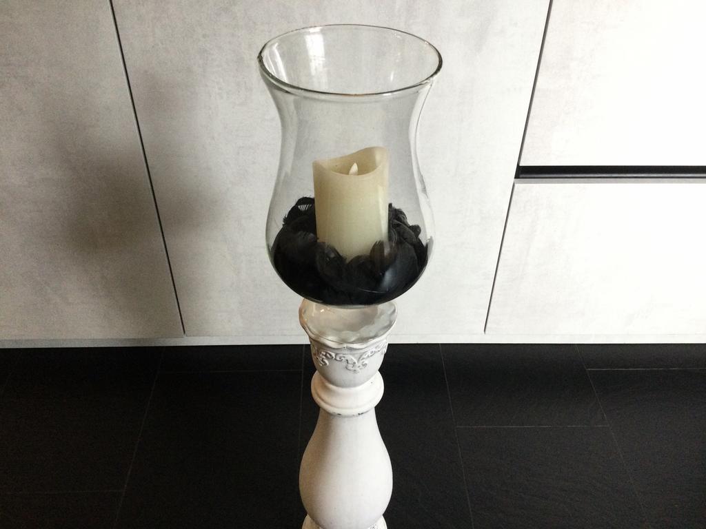 Witte kandelaar met glazen vaas., Ophalen, Overige materialen, Gebruikt, Wit