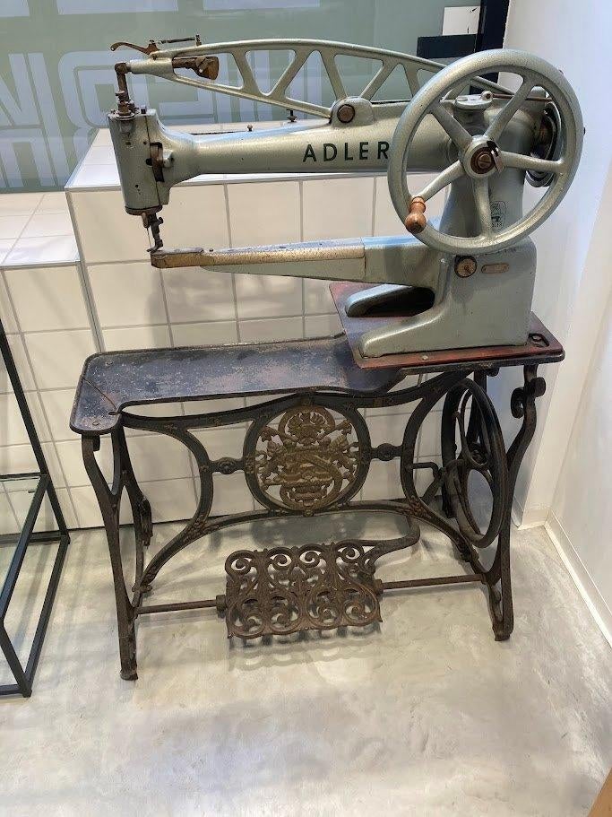 Antieke, industiële gietijzeren Adler 30-10 Patcher, Antiek en Kunst, Antiek | Naaimachines, Ophalen