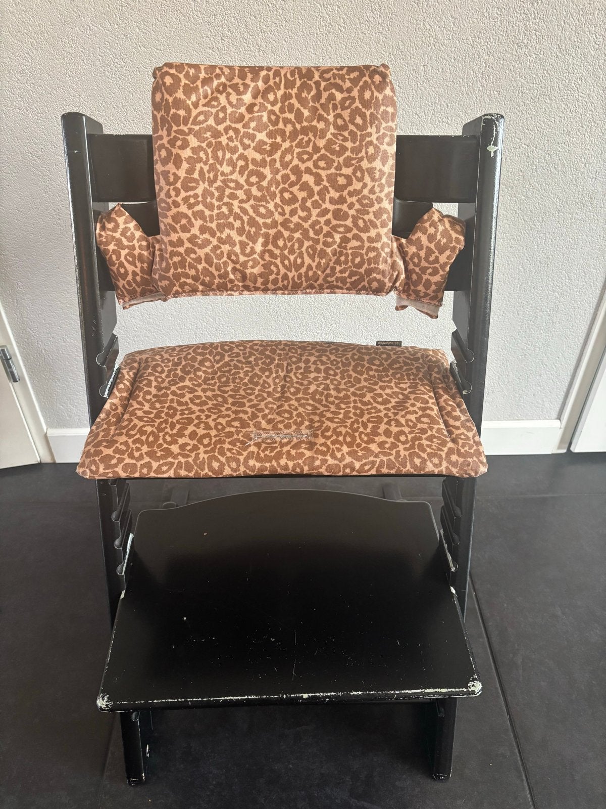 Zwarte STOKKE Tripp Trapp met kussen - opknapper, Kinderen en Baby's, Kinderstoelen, Ophalen, Gebruikt, Meegroeistoel