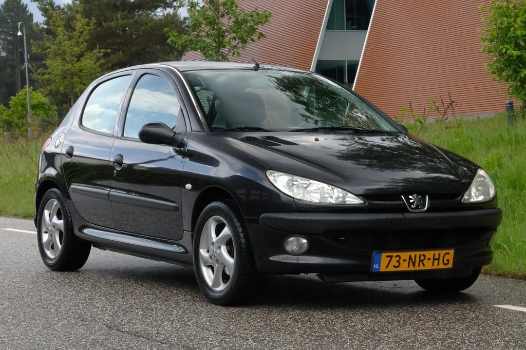 Peugeot 206 1.4 Pop' Art DAB RADIO USB, Voorwielaandrijving, Stof, 31 €/maand, 4 cilinders