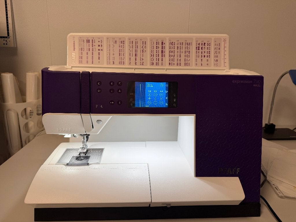 Pfaff Expression 710 met vele accessoires, Hobby en Vrije tijd, Naaimachines en Toebehoren, Ophalen, Zo goed als nieuw, Naaimachine