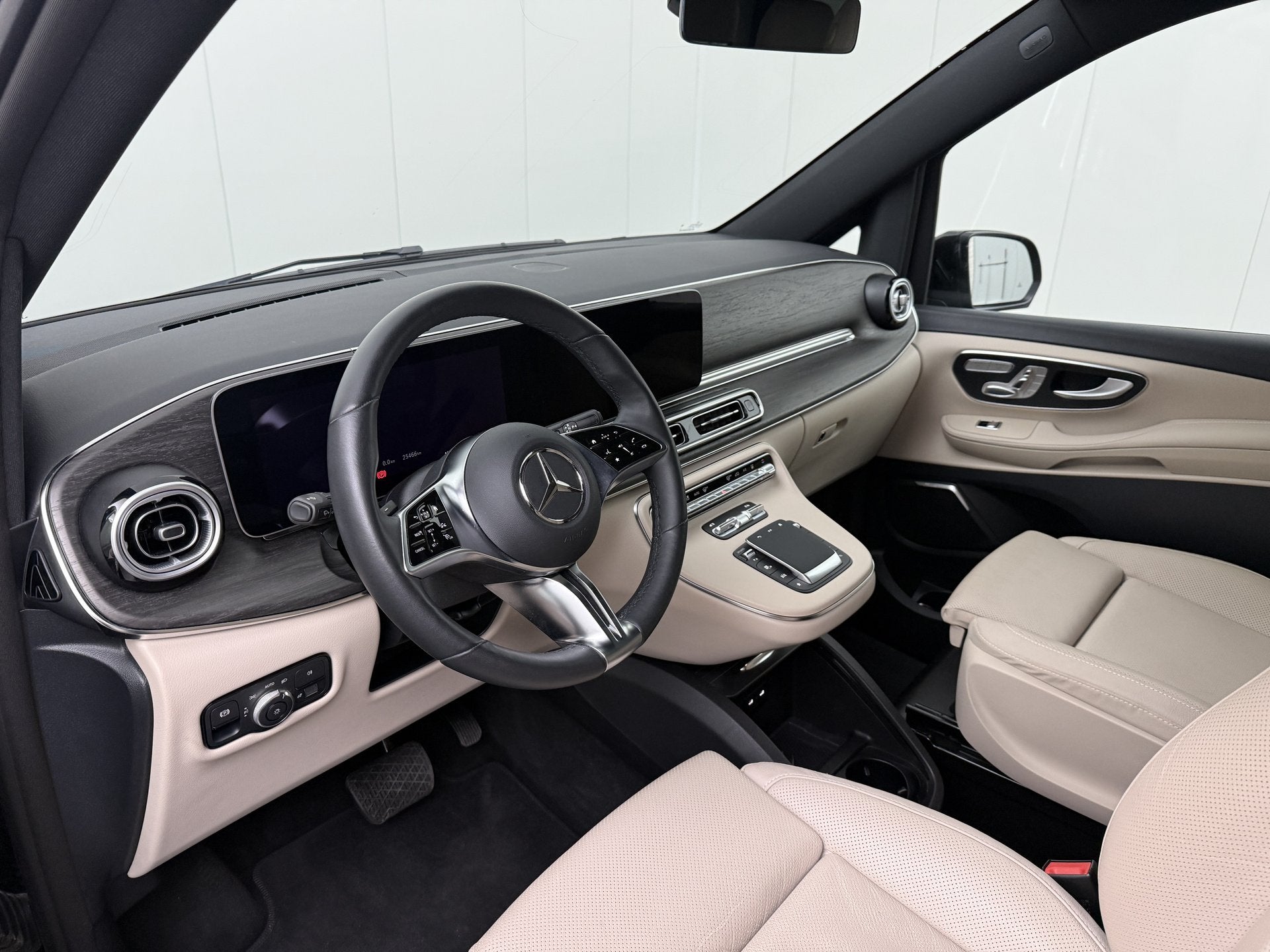Mercedes-Benz EQV 300 Lang Avantgarde Exclusieve 7-Persoons, Auto's, Bestelauto's, Automaat, Gebruikt, Beige, Navigatiesysteem