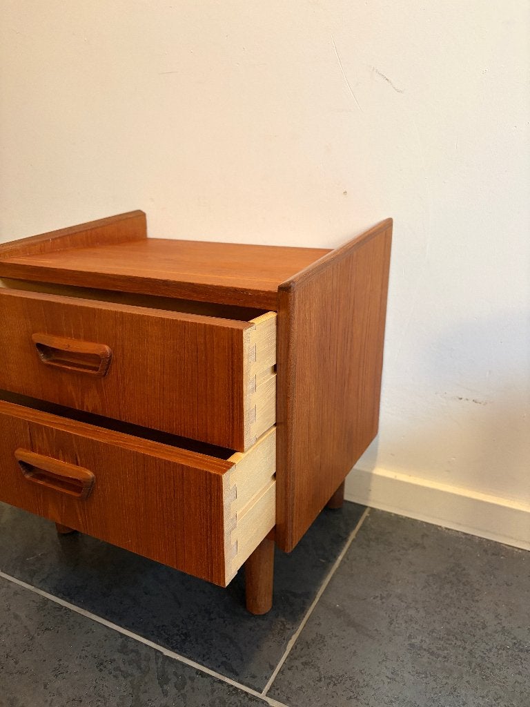 Compact nachtkastje teak met 2 laden, Gebruikt, Minder dan 45 cm, Ophalen of Verzenden, Minder dan 55 cm