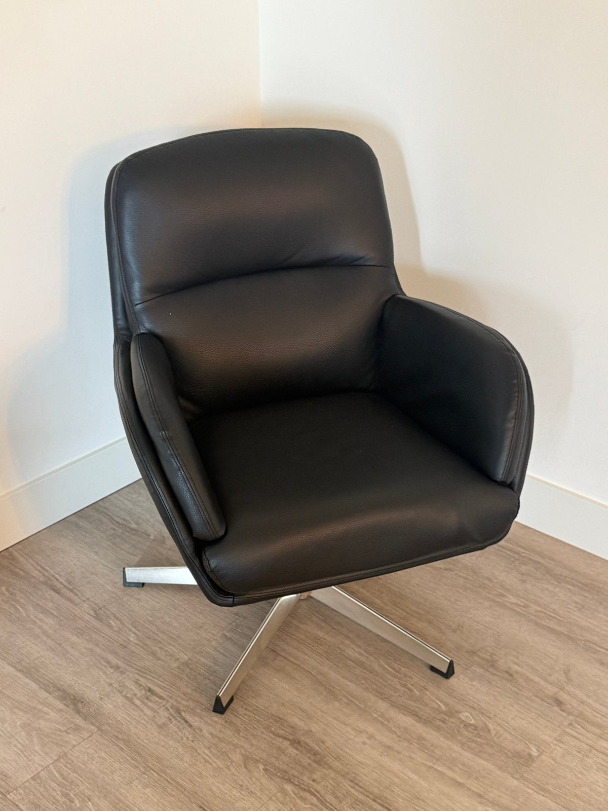 Zwarte lederlook fauteuil, Huis en Inrichting, Ophalen, 75 tot 100 cm, Zo goed als nieuw, Leer