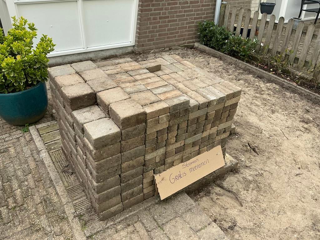 Gratis waaltjes en vierkante tegels., Tuin en Terras, Tegels en Klinkers, Ophalen, Gebruikt, Beton, Klinkers