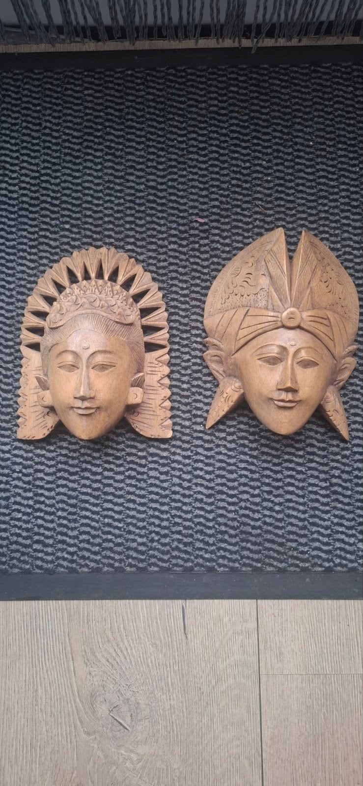 Set van 2 handgesneden houten Balinese maskers, Antiek en Kunst, Groep mensen, Handgemaakt, 20 - 50 cm, Hout