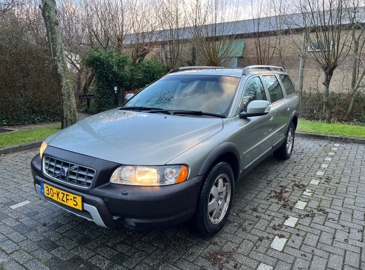 Volvo XC70 D5 AWD Geartronic AUT | Leder | APK 09-2026 RHD, Automaat, 1800 kg, Automatische klimaatregeling, Stationwagon
