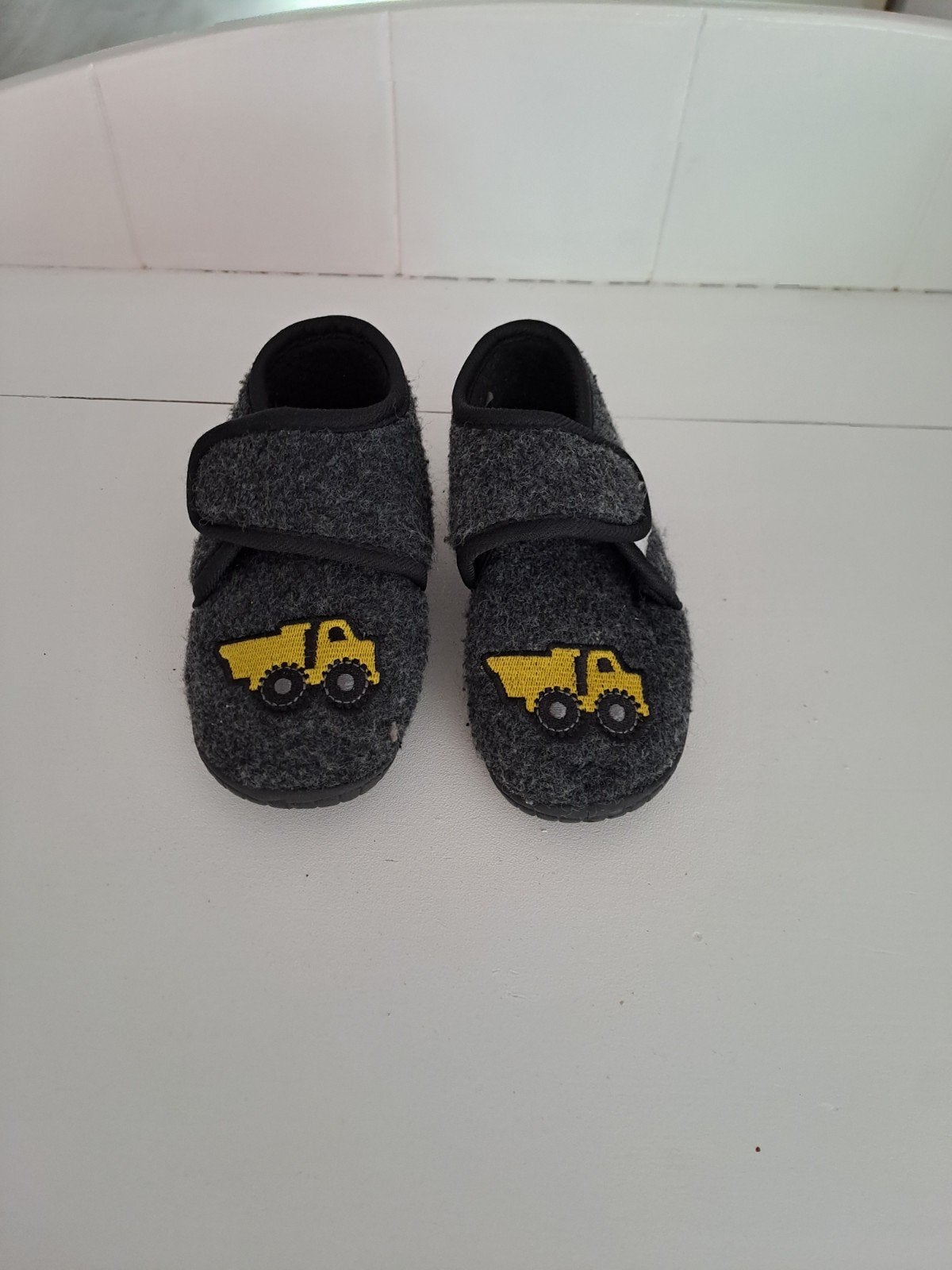 Slofjes met tractor van Scapino. Mt 25, Kinderen en Baby's, Babykleding | Schoentjes en Sokjes, Slofjes, Jongetje of Meisje, Ophalen of Verzenden