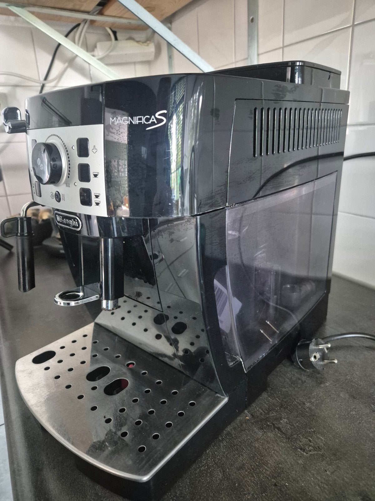 De'Longhi Magnifica S volautomatische espressomachine, Gebruikt, Espresso apparaat, 10 kopjes of meer, Afneembaar waterreservoir
