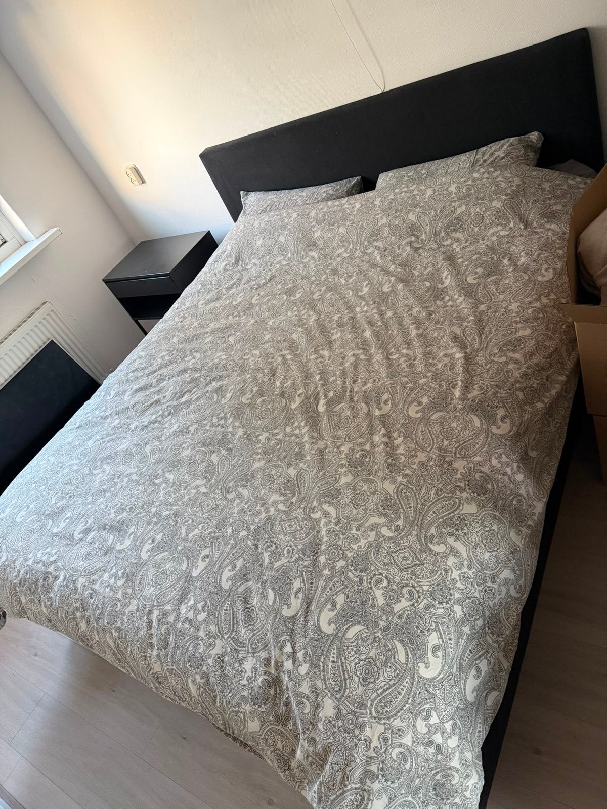 Kingsize bed 180x200 met topper en nachtkastje (IKEA), Ophalen, Gebruikt, Zwart, Tweepersoons