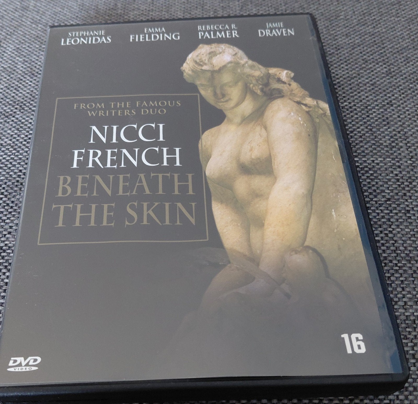 Nicci French - Beneath the Skin DVD, Cd's en Dvd's, Vanaf 16 jaar, Ophalen, Zo goed als nieuw, Actiethriller
