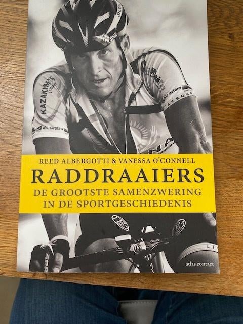 titel boek raddraaiers gaat over allerlei samenzweringen, Ophalen of Verzenden, Zo goed als nieuw, Lopen en Fietsen