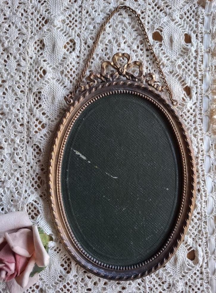 SALE Antiek strik fotolijstje, kettinkje, geen glasplaatje, Ophalen of Verzenden, Brons