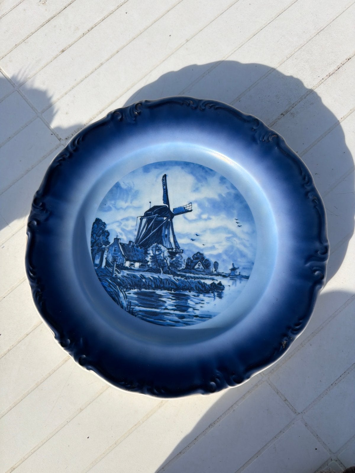 Delfts blauw decoratief bord met molenlandschap, Ophalen of Verzenden