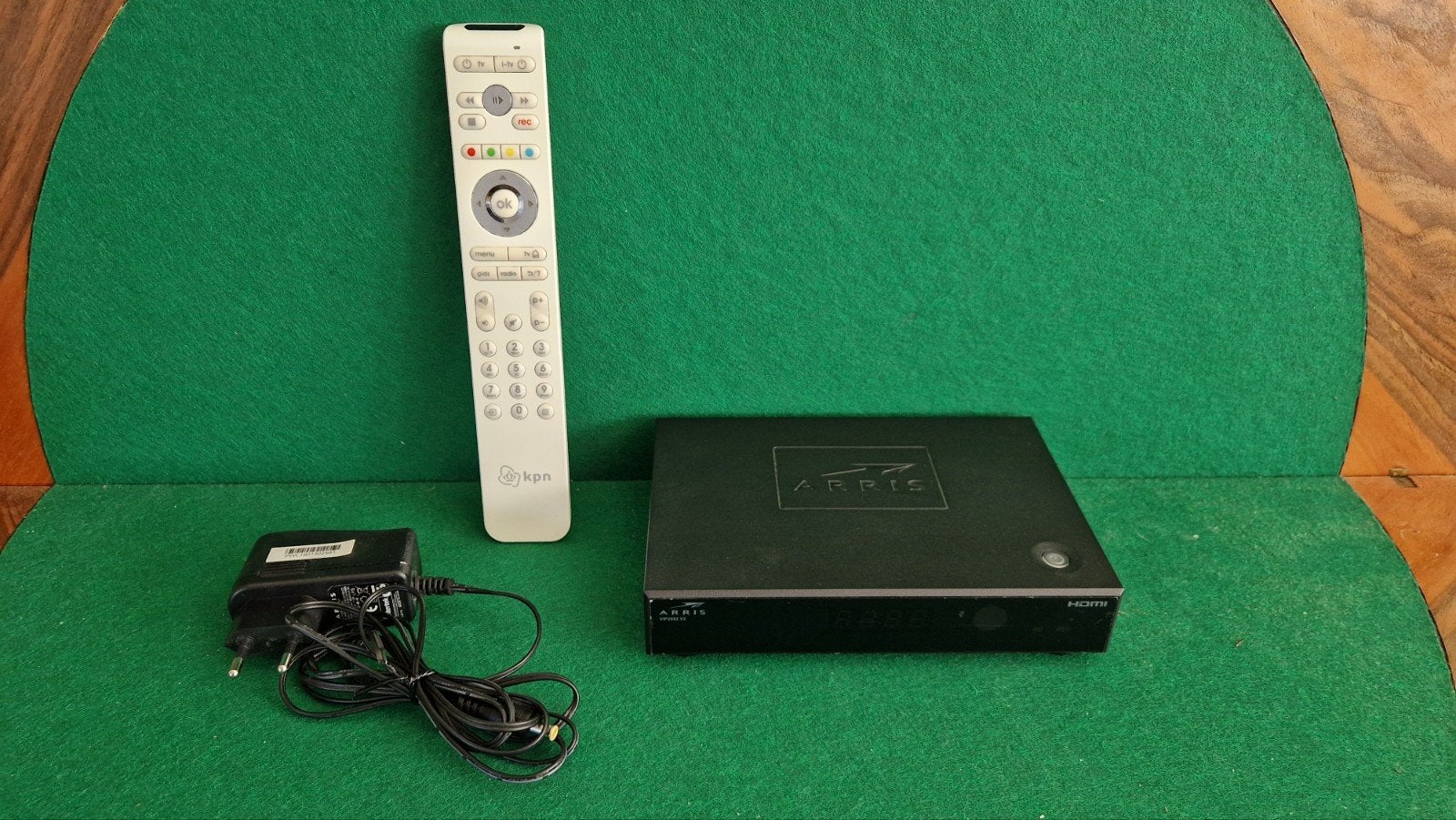 KPN Arris VIP2952 V2 Decoder met adapter + afstandsbediening, Ophalen of Verzenden, Gebruikt, Decoder