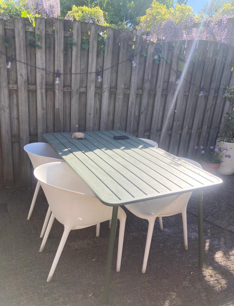 Tuintafel gebruikt+4 witte kunststof stoelen/ook los te koop, Ophalen, Gebruikt, Kunststof